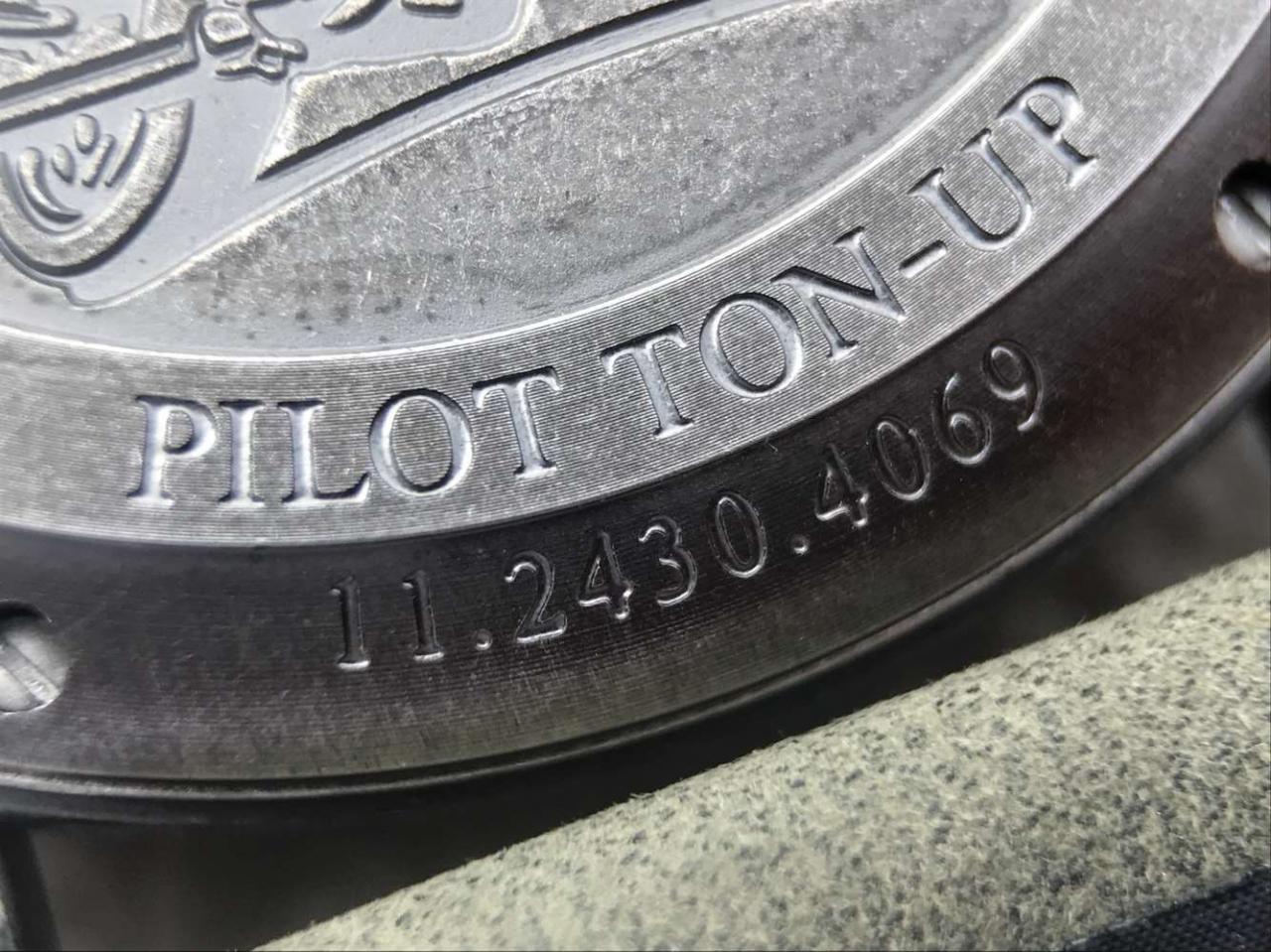 真力时飞行员系列11.2430.4069/21.C773腕表