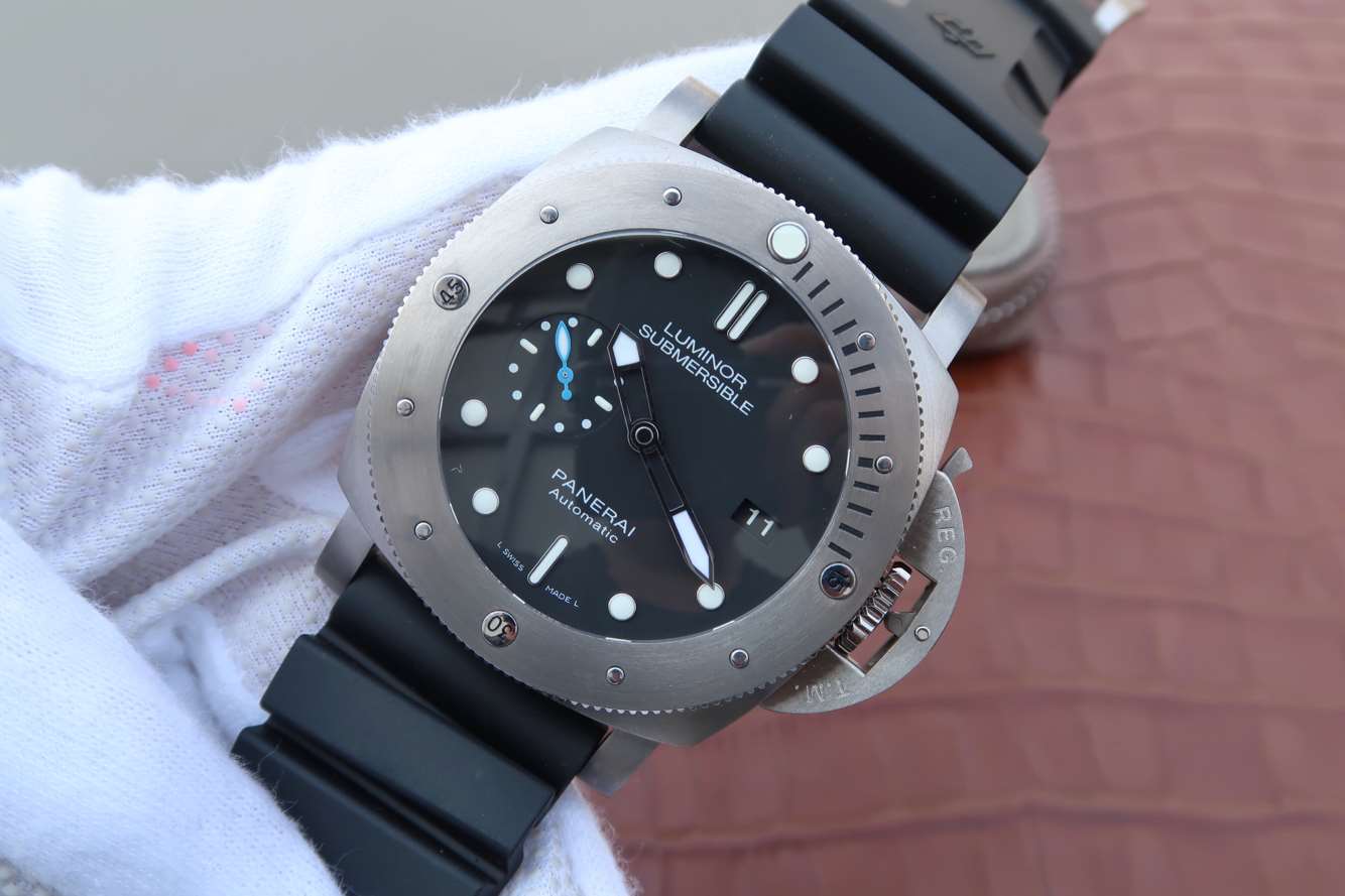 沛纳海SUBMERSIBLE 潜行系列PAM01305腕表