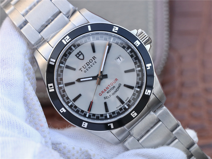 帝舵GRANTOUR系列20500N-95730银盘腕表